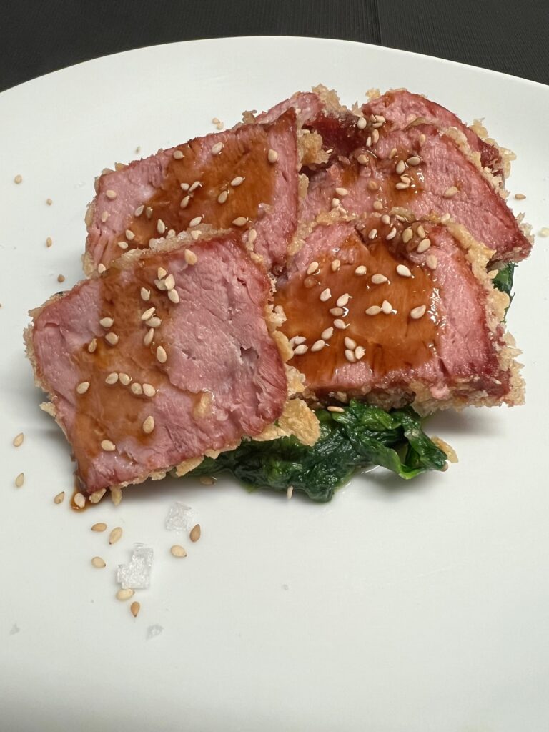 tagliata di tonno impanata, pack choi saltato riduzione di soia e sesamo